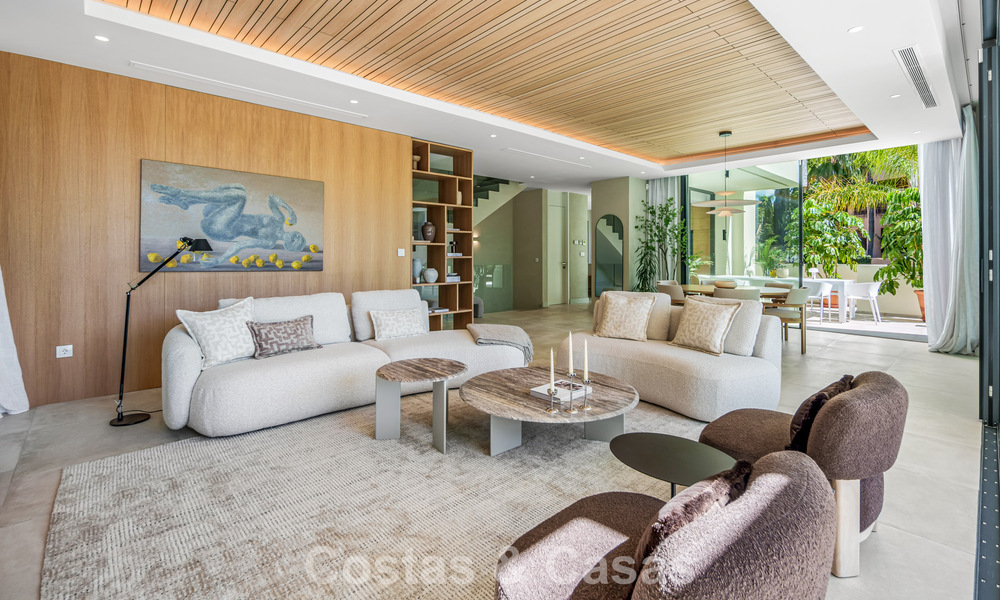 Move-in ready, luxury villa for sale within walking distance of a golf clubhouse on the New Golden Mile, Marbella - Estepona 806018