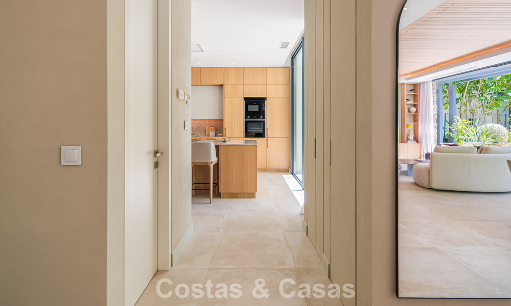 Move-in ready, luxury villa for sale within walking distance of a golf clubhouse on the New Golden Mile, Marbella - Estepona 806019
