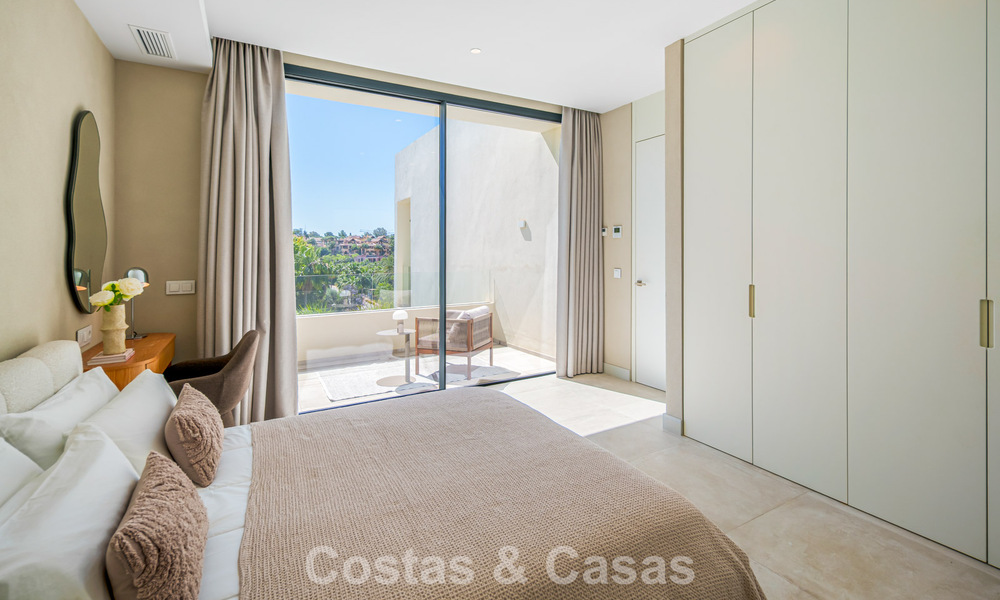 Move-in ready, luxury villa for sale within walking distance of a golf clubhouse on the New Golden Mile, Marbella - Estepona 806020