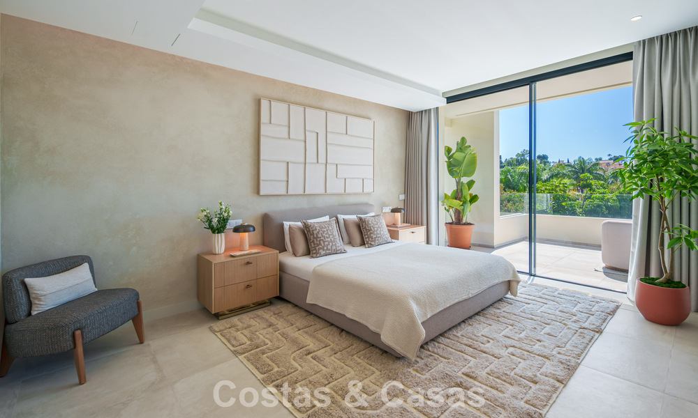 Move-in ready, luxury villa for sale within walking distance of a golf clubhouse on the New Golden Mile, Marbella - Estepona 806021