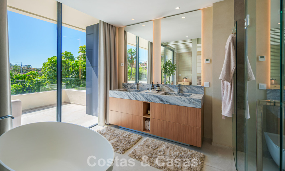 Move-in ready, luxury villa for sale within walking distance of a golf clubhouse on the New Golden Mile, Marbella - Estepona 806023