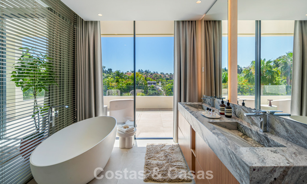 Move-in ready, luxury villa for sale within walking distance of a golf clubhouse on the New Golden Mile, Marbella - Estepona 806024