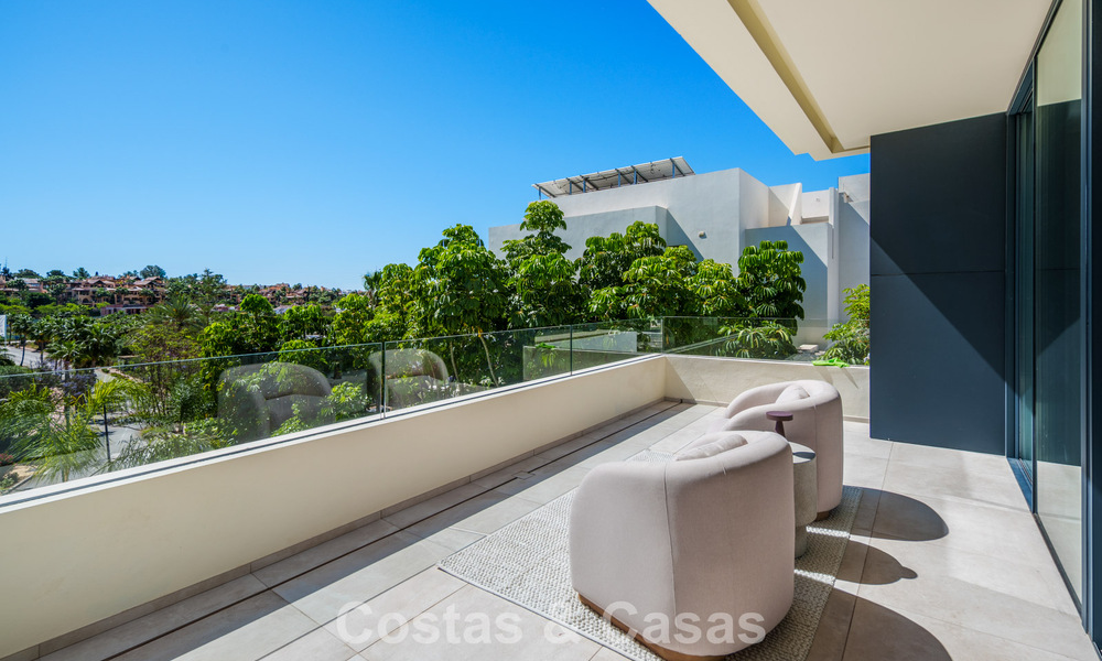 Move-in ready, luxury villa for sale within walking distance of a golf clubhouse on the New Golden Mile, Marbella - Estepona 806025