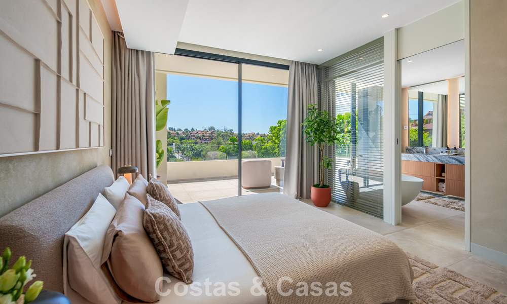 Move-in ready, luxury villa for sale within walking distance of a golf clubhouse on the New Golden Mile, Marbella - Estepona 806026