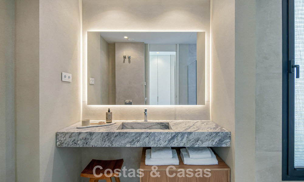 Move-in ready, luxury villa for sale within walking distance of a golf clubhouse on the New Golden Mile, Marbella - Estepona 806027