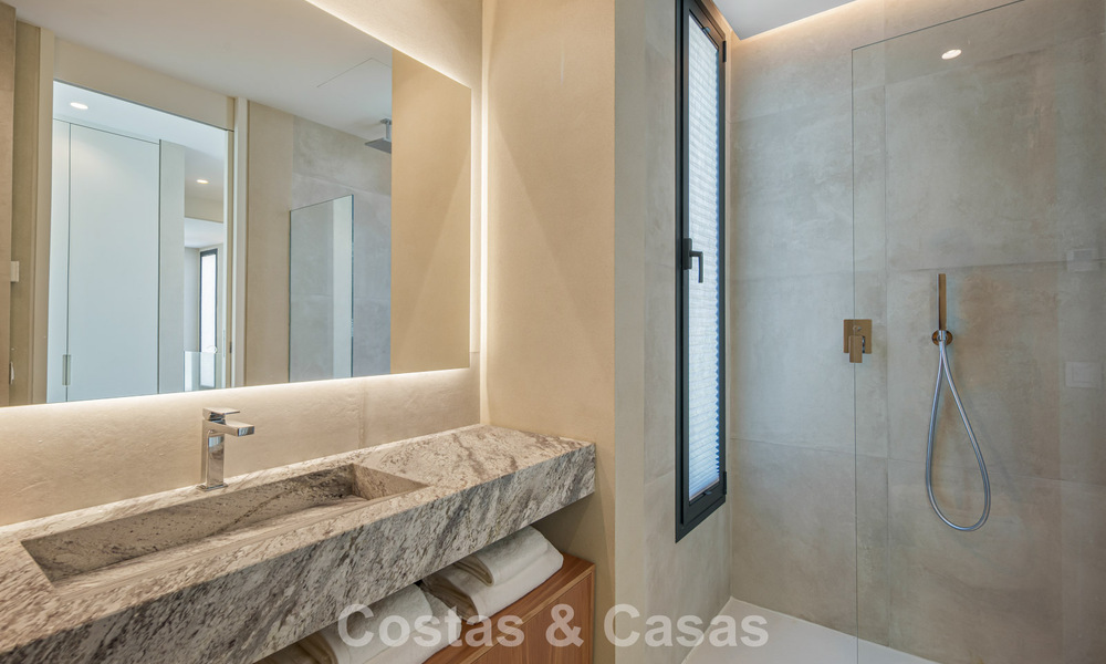Move-in ready, luxury villa for sale within walking distance of a golf clubhouse on the New Golden Mile, Marbella - Estepona 806028