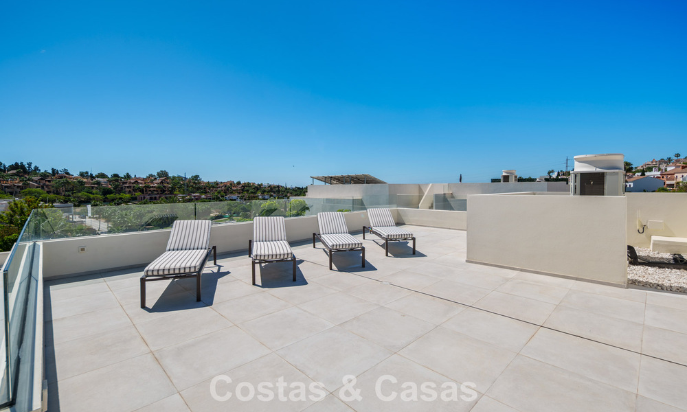 Move-in ready, luxury villa for sale within walking distance of a golf clubhouse on the New Golden Mile, Marbella - Estepona 806030