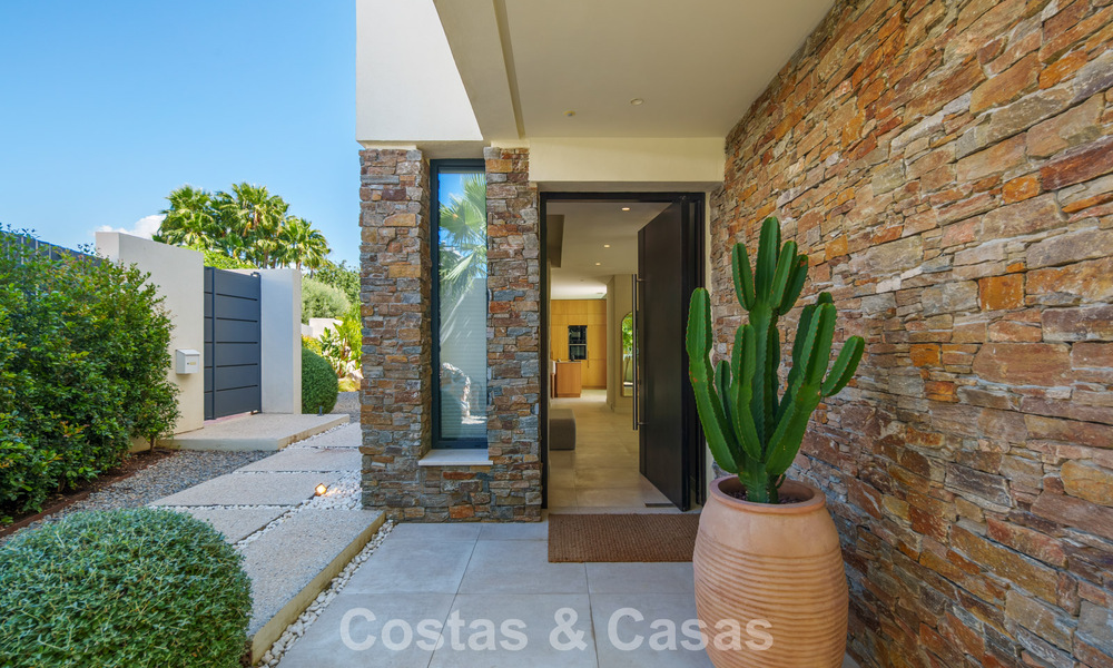 Move-in ready, luxury villa for sale within walking distance of a golf clubhouse on the New Golden Mile, Marbella - Estepona 806031