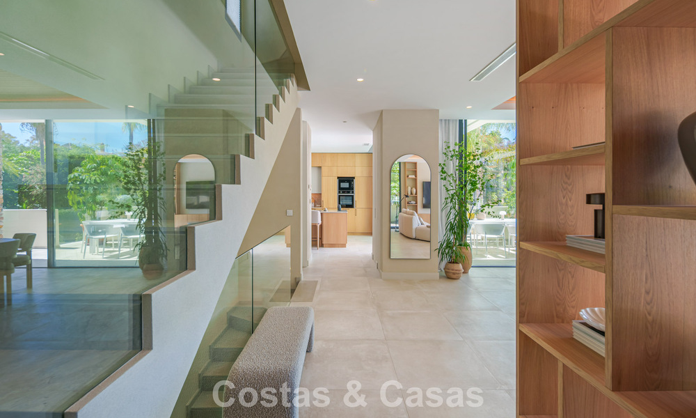 Move-in ready, luxury villa for sale within walking distance of a golf clubhouse on the New Golden Mile, Marbella - Estepona 806032