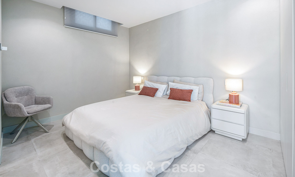 Move-in ready, luxury villa for sale within walking distance of a golf clubhouse on the New Golden Mile, Marbella - Estepona 806034