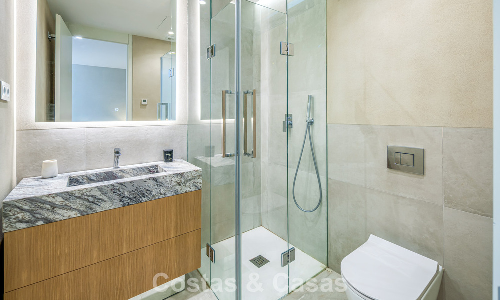Move-in ready, luxury villa for sale within walking distance of a golf clubhouse on the New Golden Mile, Marbella - Estepona 806035