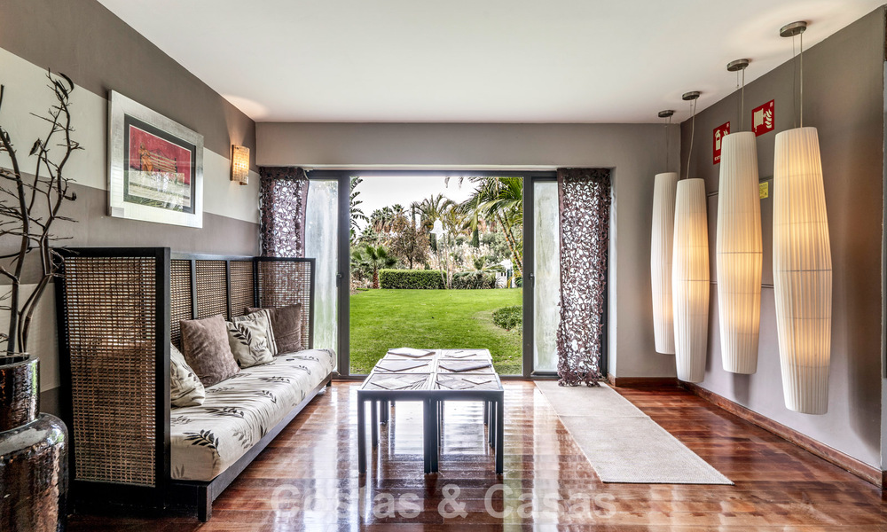 Move-in ready, luxury villa for sale within walking distance of a golf clubhouse on the New Golden Mile, Marbella - Estepona 806042