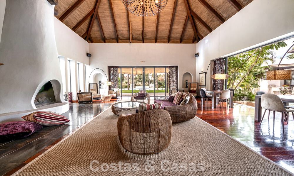 Move-in ready, luxury villa for sale within walking distance of a golf clubhouse on the New Golden Mile, Marbella - Estepona 806046