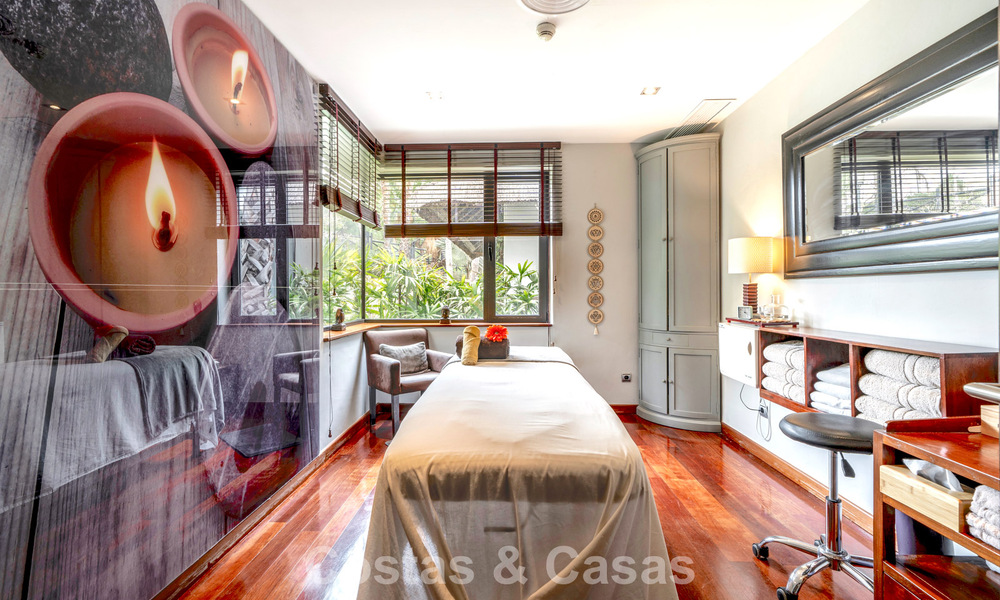 Move-in ready, luxury villa for sale within walking distance of a golf clubhouse on the New Golden Mile, Marbella - Estepona 806049