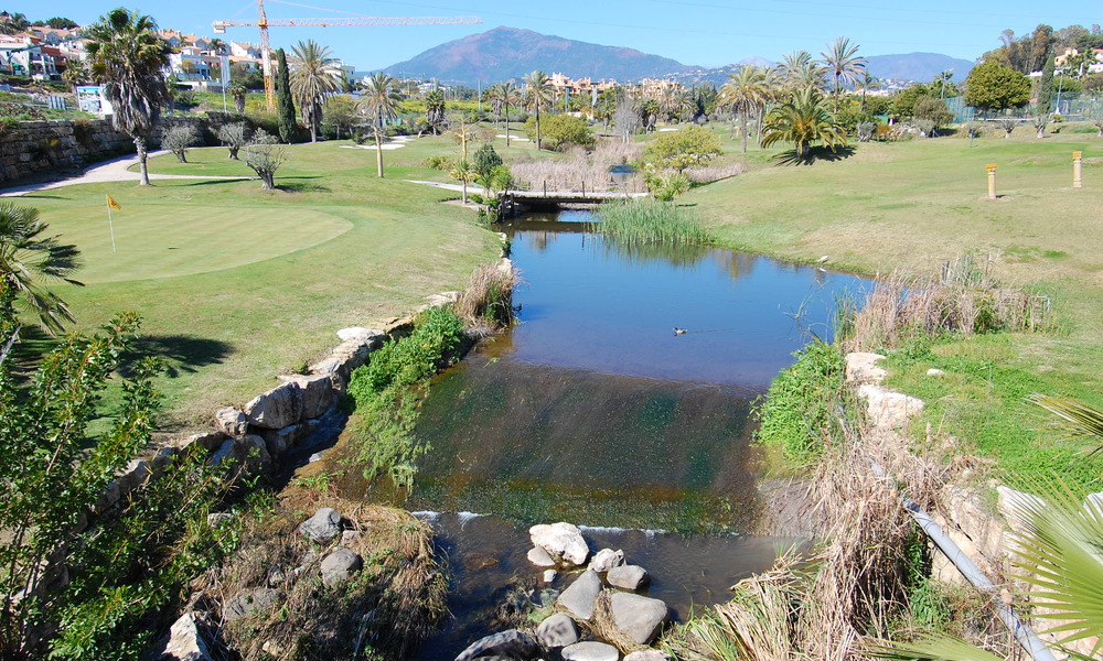 Move-in ready, luxury villa for sale within walking distance of a golf clubhouse on the New Golden Mile, Marbella - Estepona 806051