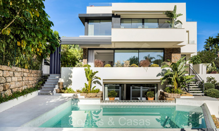 Move-in ready, luxury villa for sale within walking distance of a golf clubhouse on the New Golden Mile, Marbella - Estepona 806052