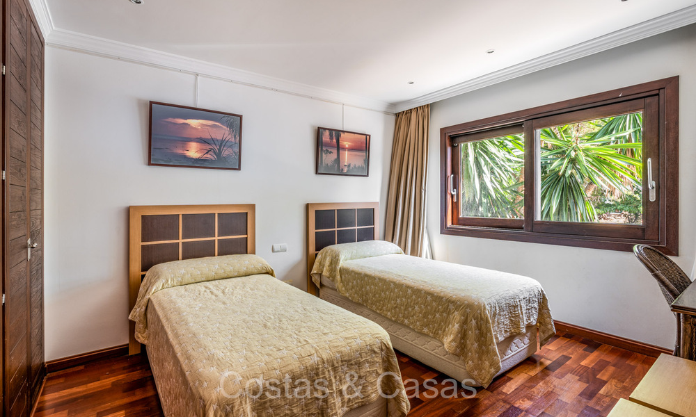 Impressive luxury villa for sale just a stone's throw from the beach on the New Golden Mile between Marbella and Estepona 74228