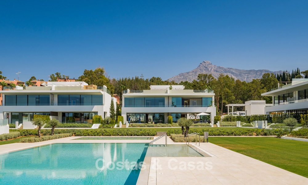 Sophisticated luxury home for sale in a gated complex with panoramic sea views on Marbella’s Golden Mile 74576