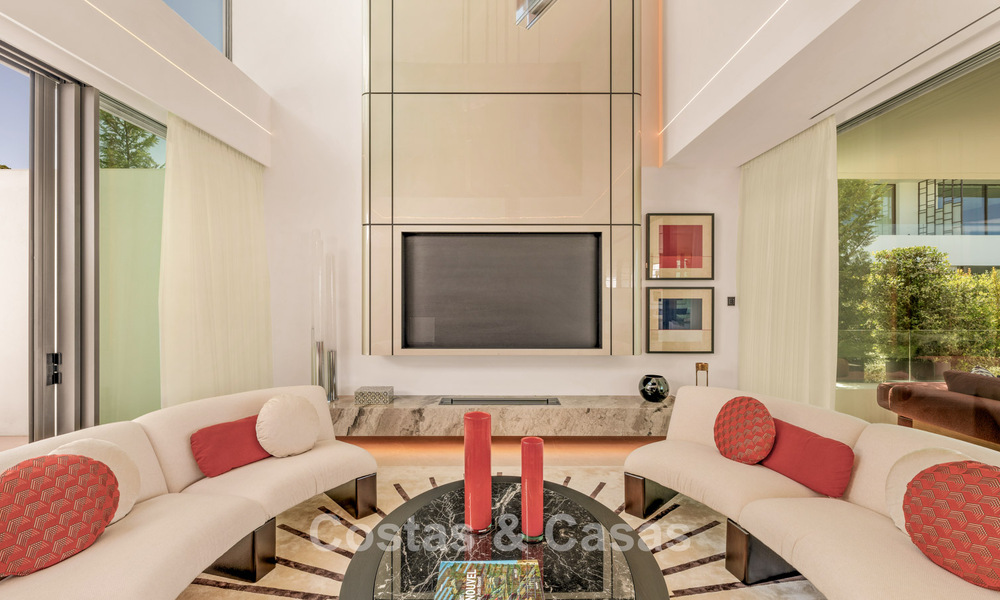 Sophisticated luxury home for sale in a gated complex with panoramic sea views on Marbella’s Golden Mile 74590
