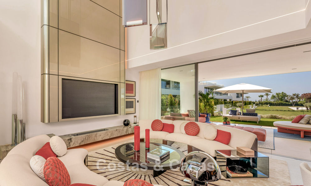 Sophisticated luxury home for sale in a gated complex with panoramic sea views on Marbella’s Golden Mile 74596
