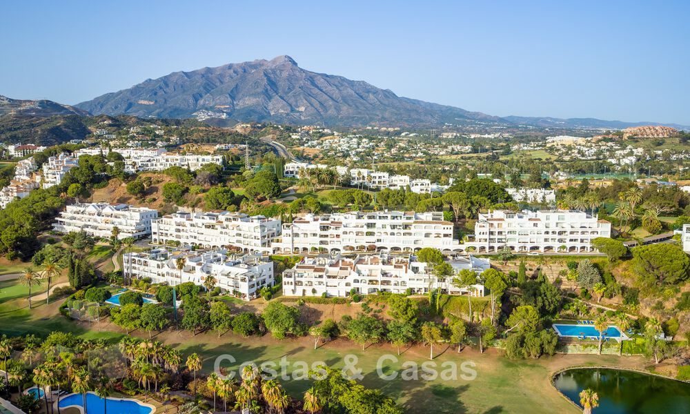 Prestigious renovated penthouse for sale, bordering a leading golf course in La Quinta, Benahavis - Marbella 74475
