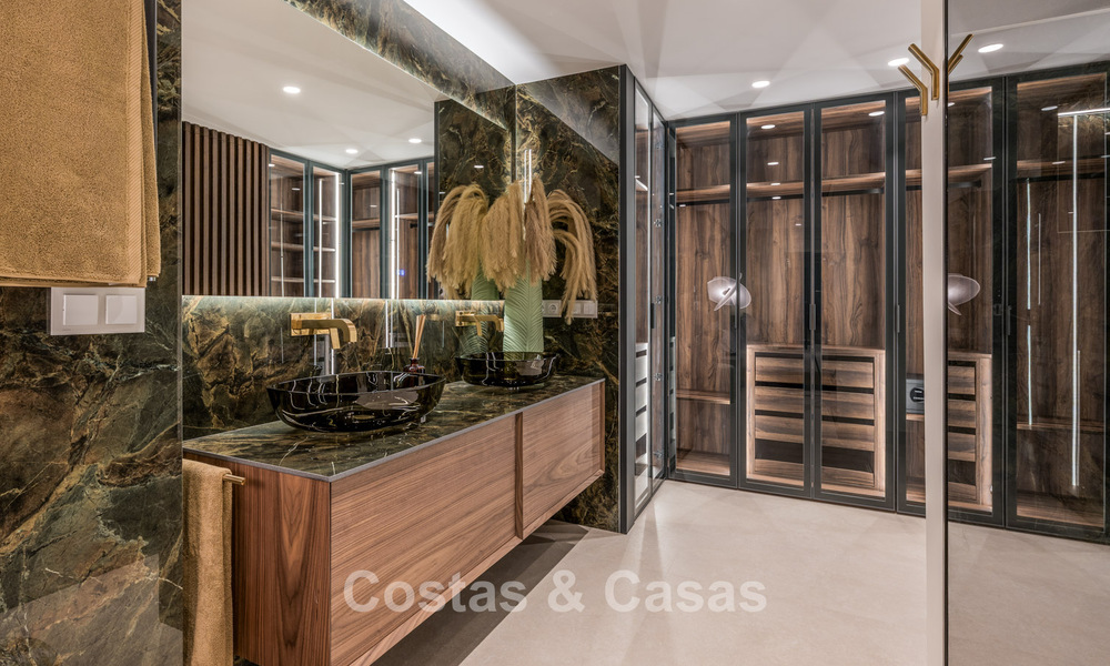 Luxurious renovated apartment with sea views for sale in an exclusive beach complex in Los Monteros, Marbella East 778333