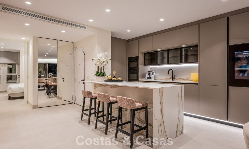 Luxurious renovated apartment with sea views for sale in an exclusive beach complex in Los Monteros, Marbella East 778334