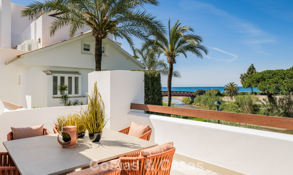 Luxurious renovated apartment with sea views for sale in an exclusive beach complex in Los Monteros, Marbella East 778336