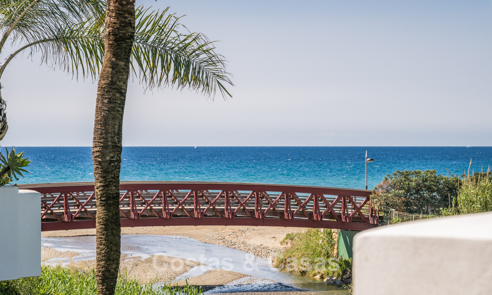 Luxurious renovated apartment with sea views for sale in an exclusive beach complex in Los Monteros, Marbella East 778338