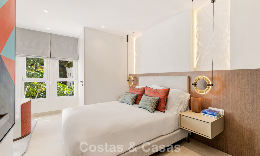 Luxurious renovated apartment with sea views for sale in an exclusive beach complex in Los Monteros, Marbella East 778341
