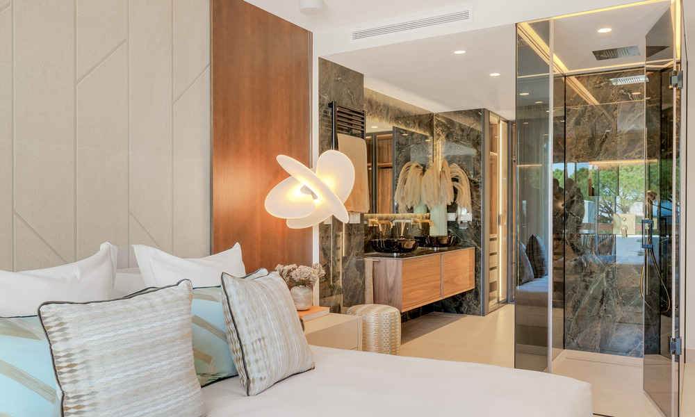 Luxurious renovated apartment with sea views for sale in an exclusive beach complex in Los Monteros, Marbella East 778347