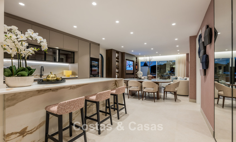 Luxurious renovated apartment with sea views for sale in an exclusive beach complex in Los Monteros, Marbella East 778351