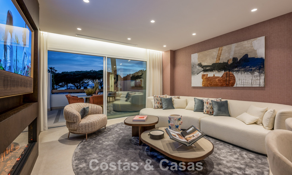 Luxurious renovated apartment with sea views for sale in an exclusive beach complex in Los Monteros, Marbella East 778353
