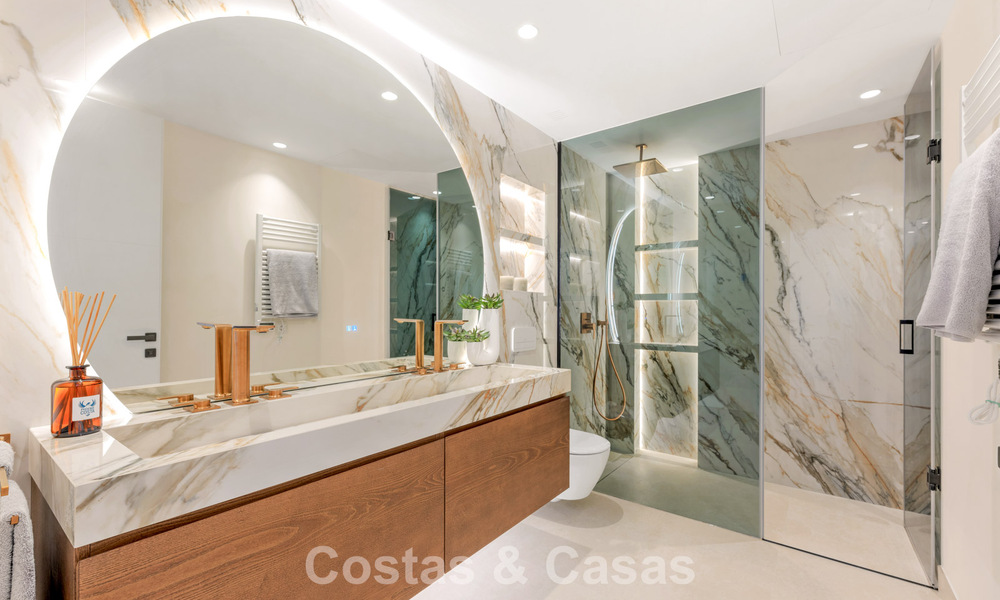 Luxurious renovated apartment with sea views for sale in an exclusive beach complex in Los Monteros, Marbella East 778360