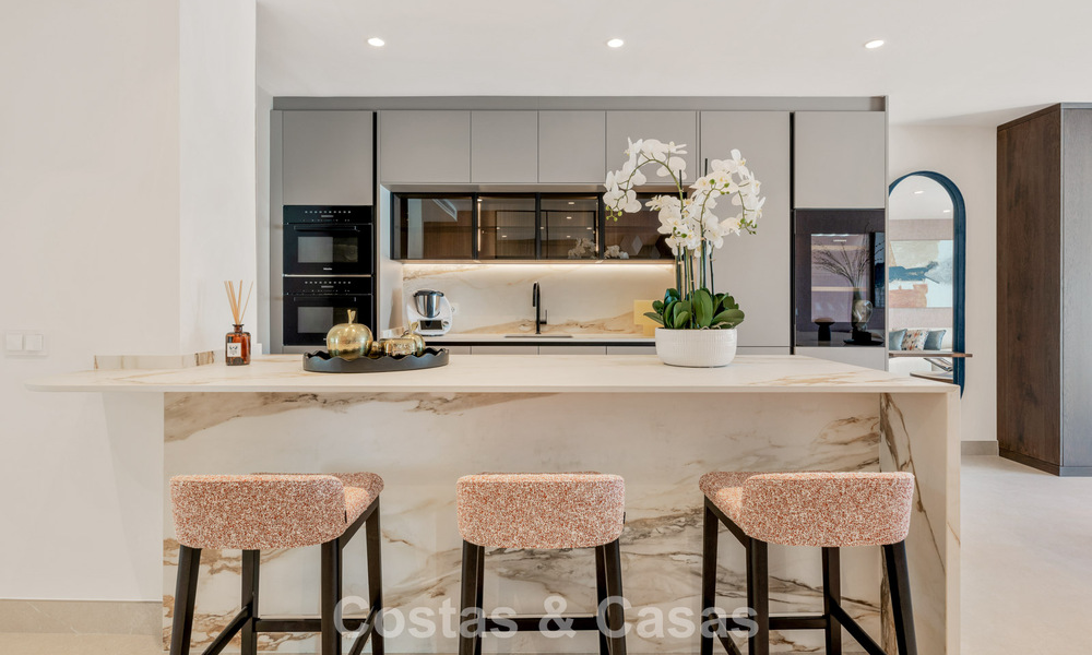 Luxurious renovated apartment with sea views for sale in an exclusive beach complex in Los Monteros, Marbella East 778363