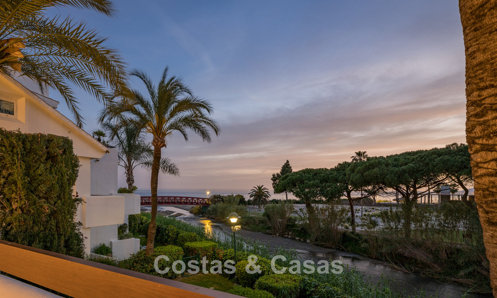 Luxurious renovated apartment with sea views for sale in an exclusive beach complex in Los Monteros, Marbella East 778367