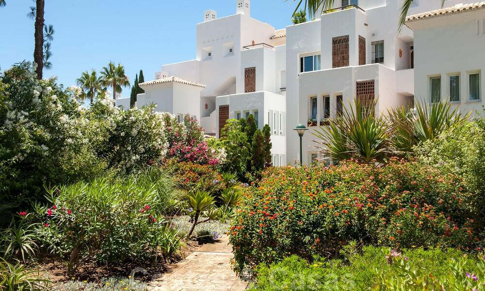 Stylish renovated apartment with sea views for sale in an exclusive beach complex in Los Monteros, Marbella East 776365