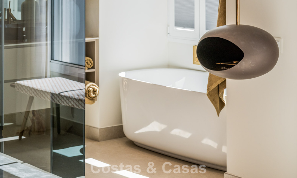 Stylish renovated apartment with sea views for sale in an exclusive beach complex in Los Monteros, Marbella East 778379