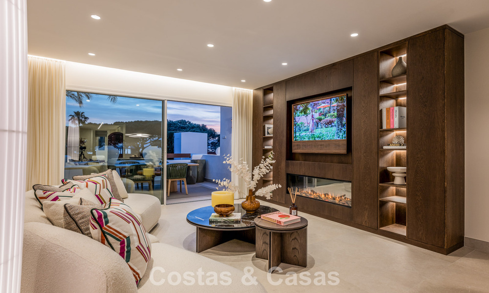 Stylish renovated apartment with sea views for sale in an exclusive beach complex in Los Monteros, Marbella East 778395