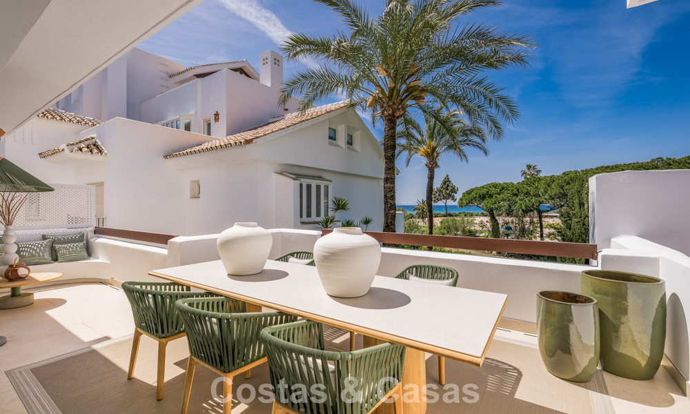 Stylish renovated apartment with sea views for sale in an exclusive beach complex in Los Monteros, Marbella East 778415