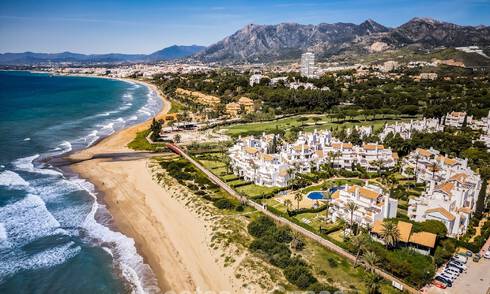 Stylish renovated apartment with sea views for sale in an exclusive beach complex in Los Monteros, Marbella East 778418