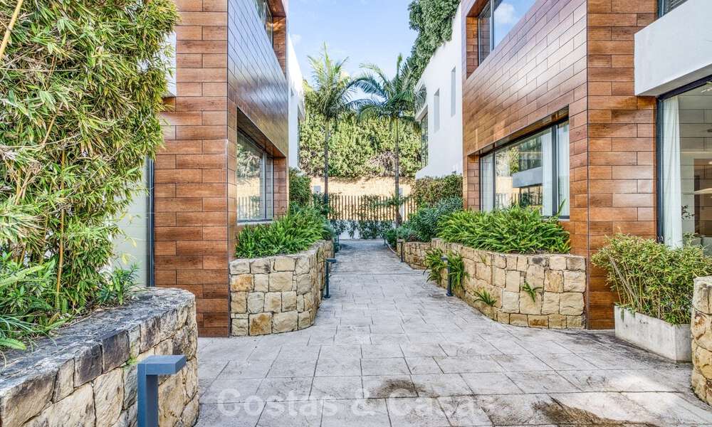 Luxurious duplex apartment for sale with sea views in a high-end Sierra Blanca complex on Marbella’s Golden Mile 774598