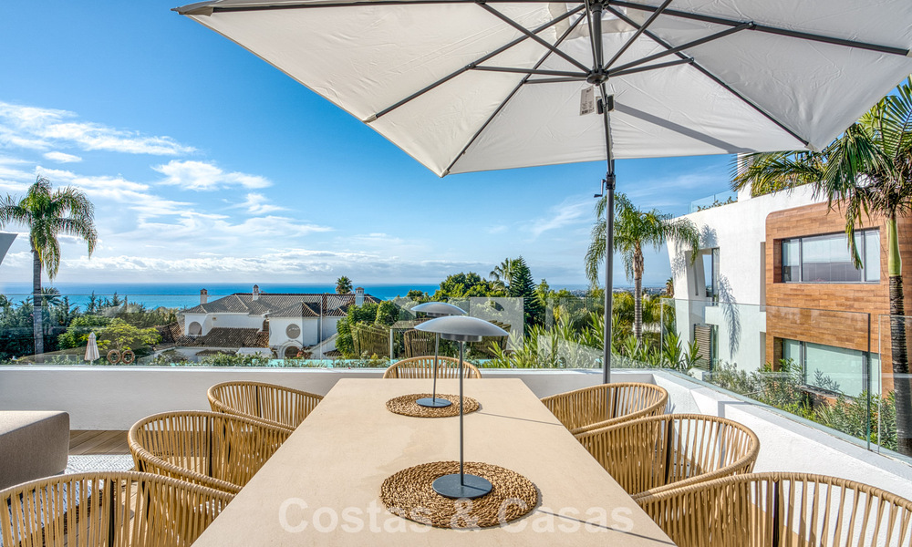 Luxurious duplex apartment for sale with sea views in a high-end Sierra Blanca complex on Marbella’s Golden Mile 774600