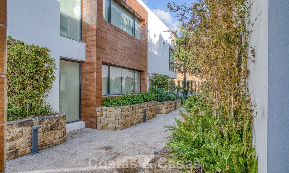 Luxurious duplex apartment for sale with sea views in a high-end Sierra Blanca complex on Marbella’s Golden Mile 774606