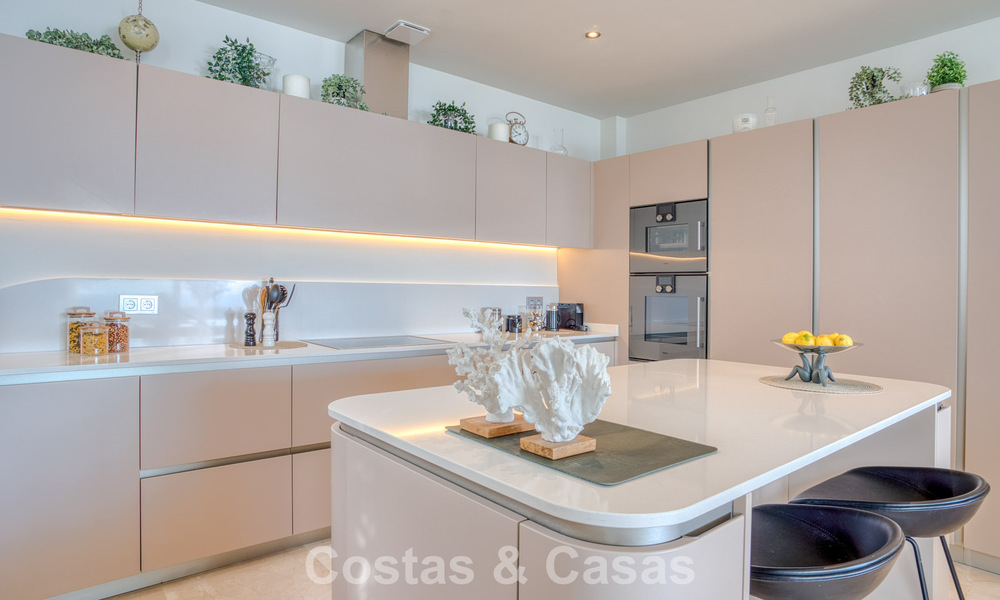 Luxurious duplex apartment for sale with sea views in a high-end Sierra Blanca complex on Marbella’s Golden Mile 774620