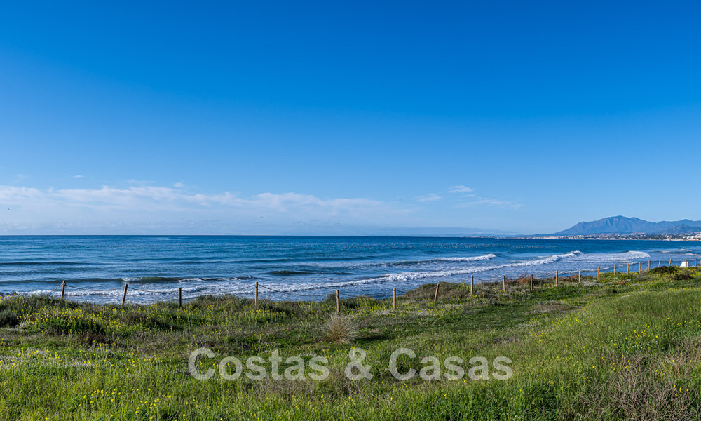 Spacious 3-bedroom apartment with panoramic sea views for sale in a beach complex east of Marbella centre 774652