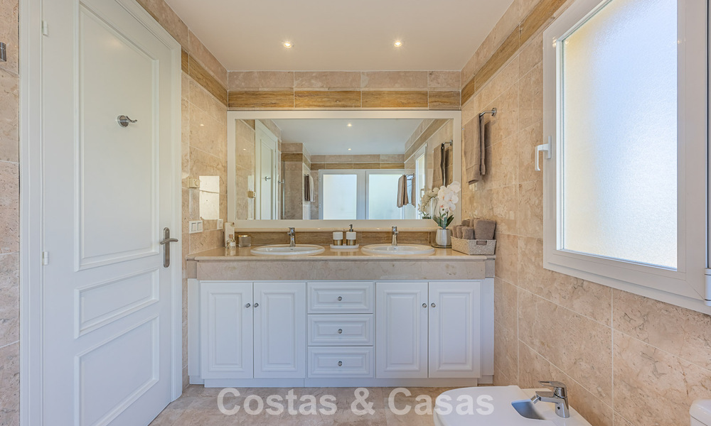 Spacious 3-bedroom apartment with panoramic sea views for sale in a beach complex east of Marbella centre 774658