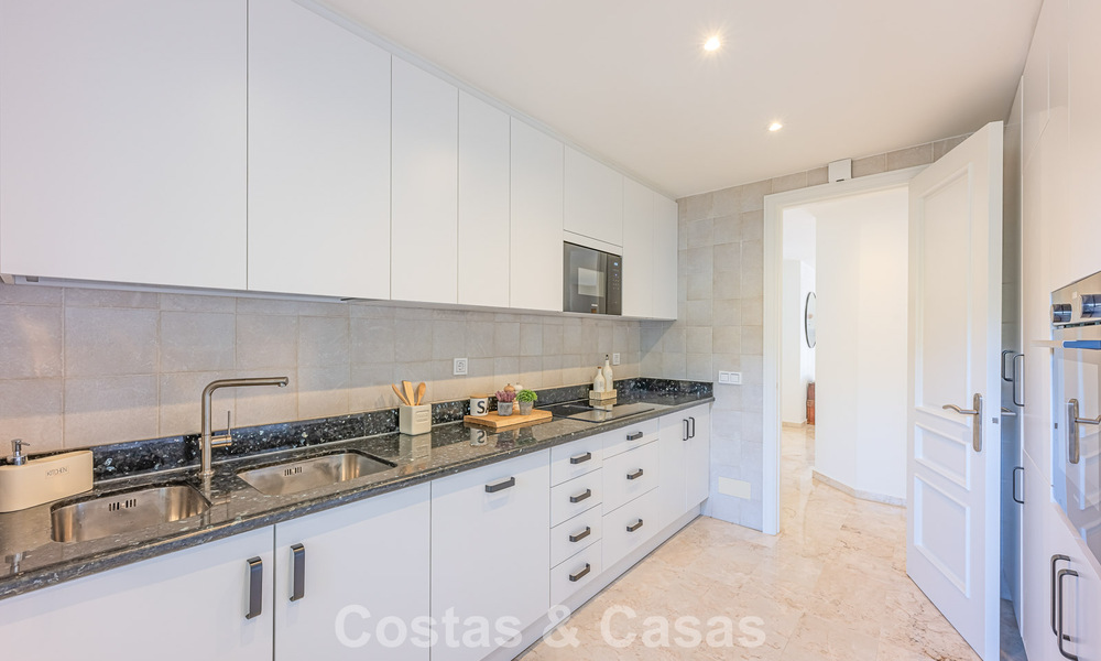 Spacious 3-bedroom apartment with panoramic sea views for sale in a beach complex east of Marbella centre 774683