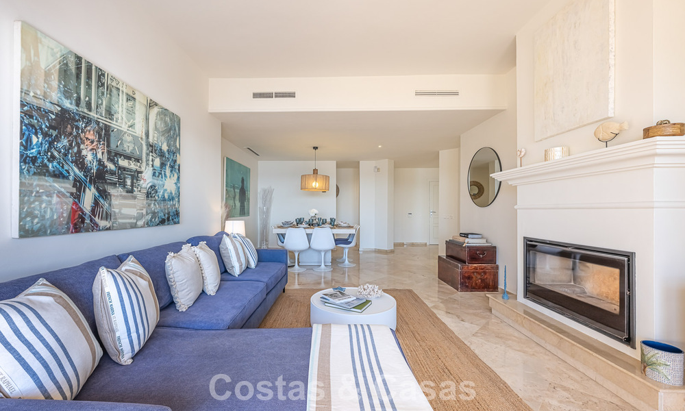 Spacious 3-bedroom apartment with panoramic sea views for sale in a beach complex east of Marbella centre 774695
