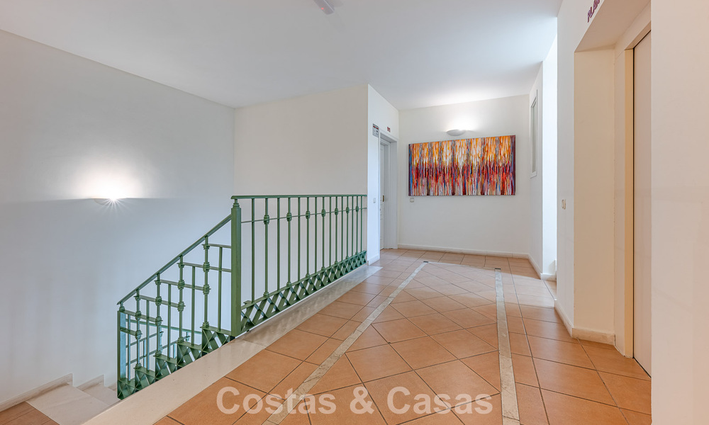 Spacious 3-bedroom apartment with panoramic sea views for sale in a beach complex east of Marbella centre 774724